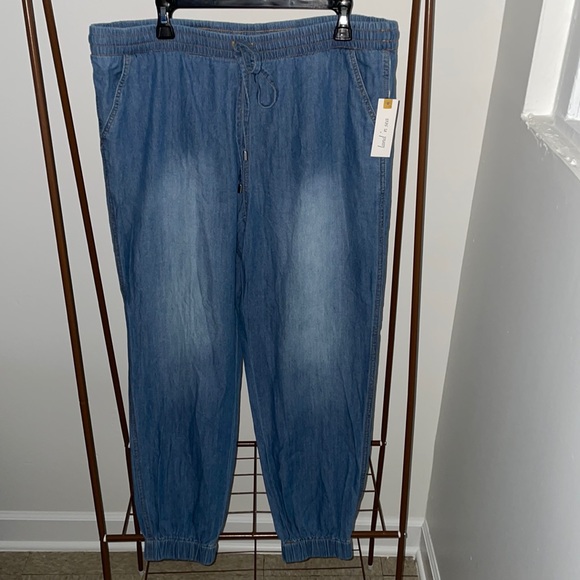 Medium-wash jogger style jean pant - Picture 1 of 2
